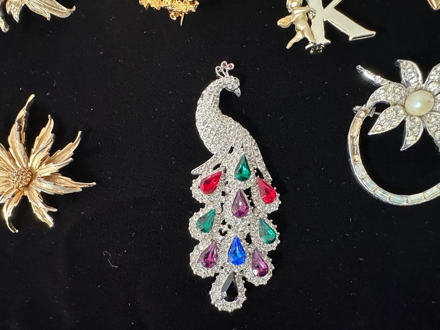 Just Added - Large Assortment Of Costume Jewelry Brooches Pins [Photo 6]