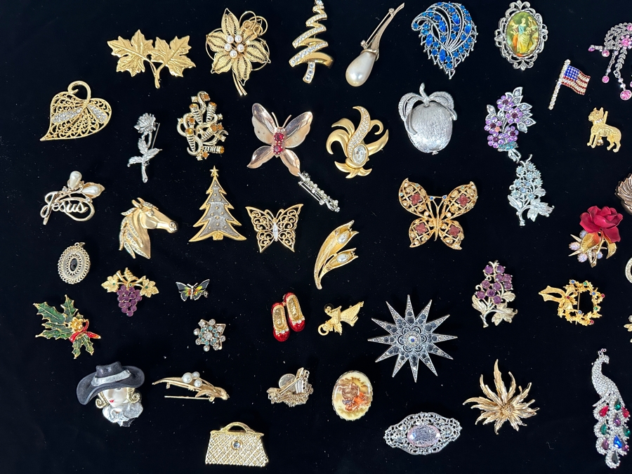 Just Added - Large Assortment Of Costume Jewelry Brooches Pins [Photo 2]