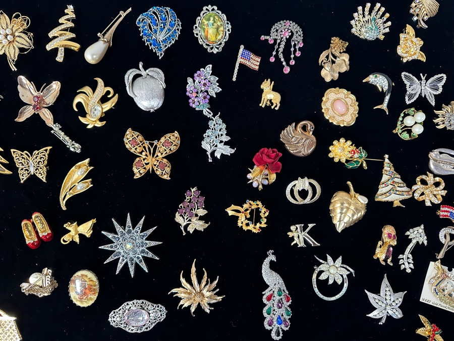 Just Added - Large Assortment Of Costume Jewelry Brooches Pins [Photo 3]