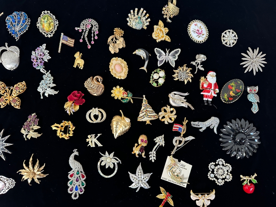 Just Added - Large Assortment Of Costume Jewelry Brooches Pins [Photo 4]