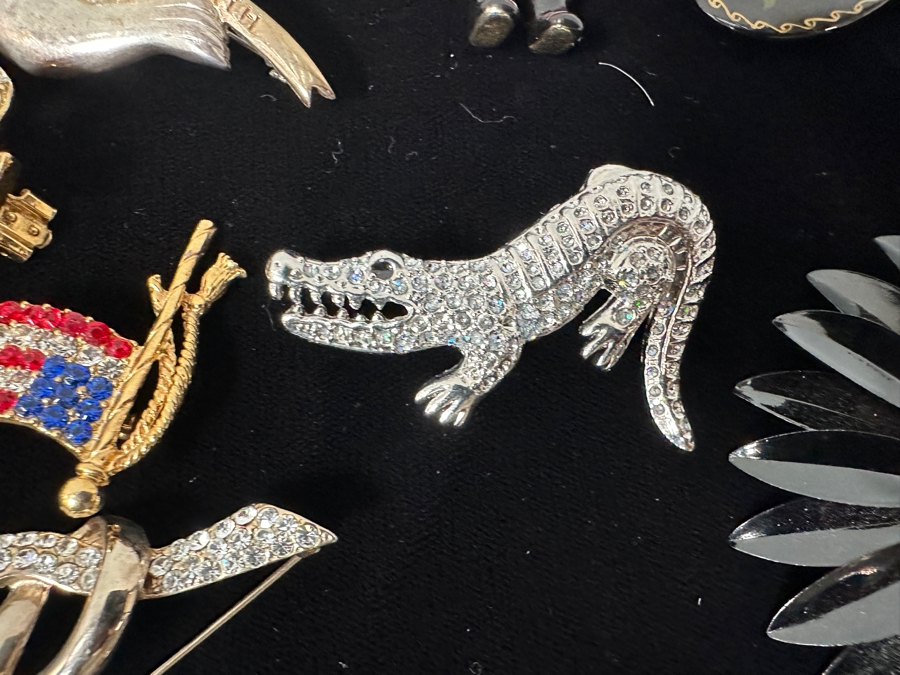 Just Added - Large Assortment Of Costume Jewelry Brooches Pins [Photo 7]