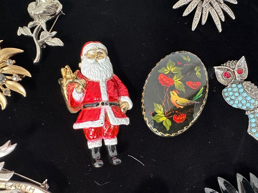 Just Added - Large Assortment Of Costume Jewelry Brooches Pins [Photo 8]