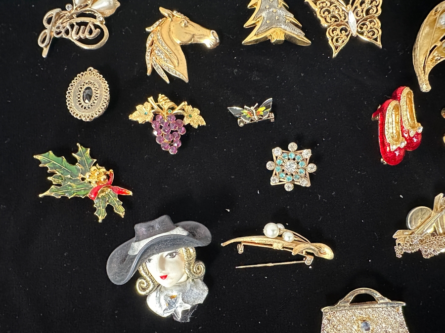 Just Added - Large Assortment Of Costume Jewelry Brooches Pins [Photo 11]