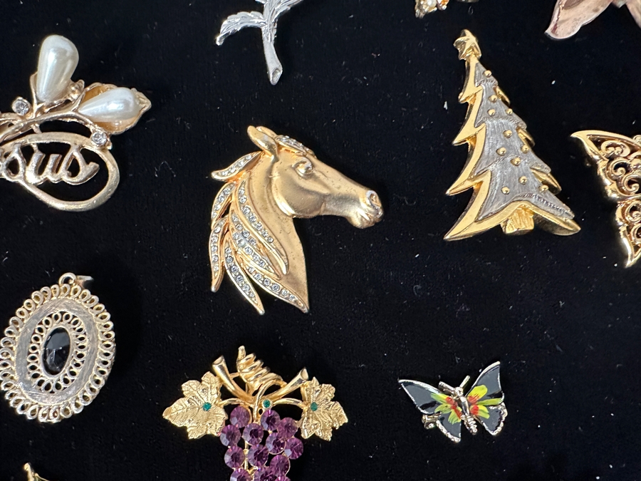 Just Added - Large Assortment Of Costume Jewelry Brooches Pins [Photo 12]