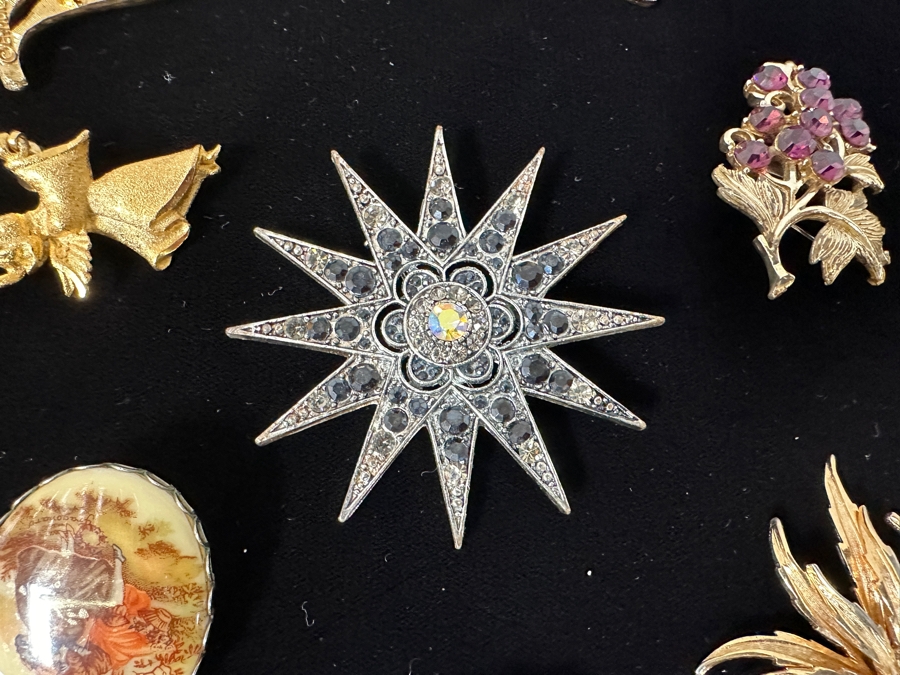 Just Added - Large Assortment Of Costume Jewelry Brooches Pins [Photo 10]