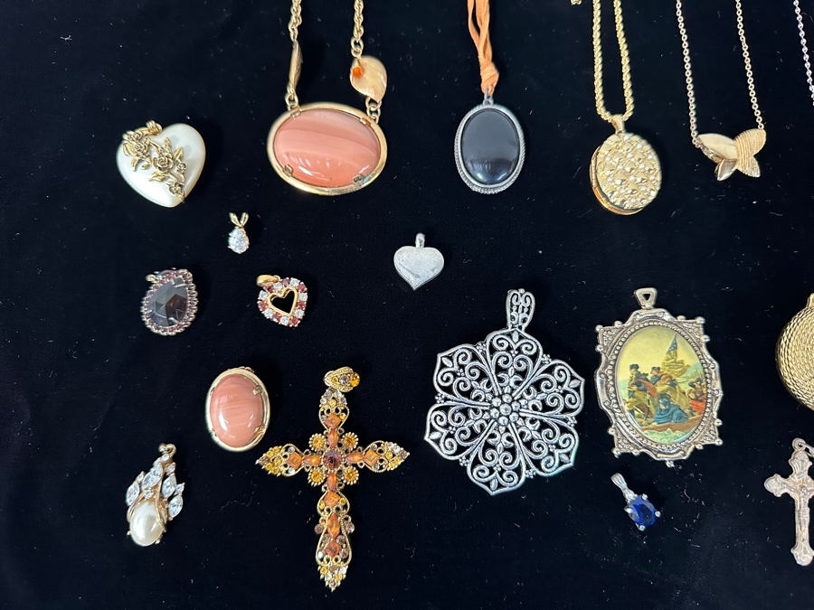 Just Added - Assortment Of Costume Pendants And Necklaces [Photo 3]