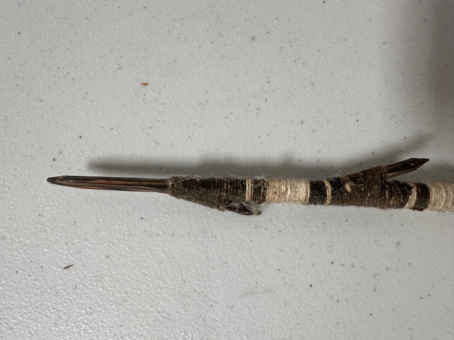 Handmade Arrow with Feathers [Photo 2]