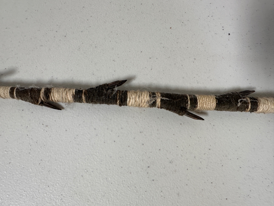 Handmade Arrow with Feathers [Photo 3]