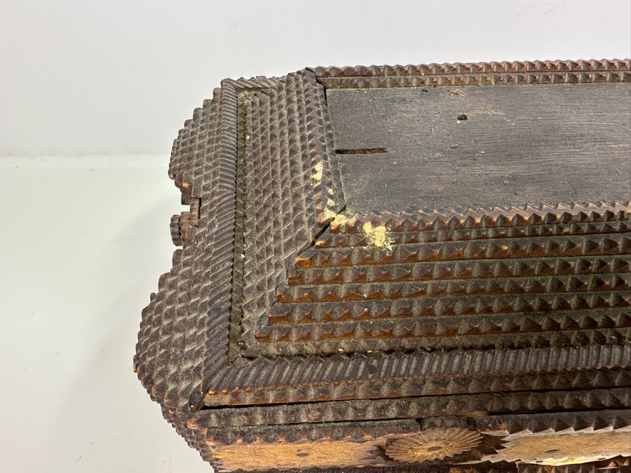 Vintage American Folk Art Tramp Art Box 10W X 7D X 6.5H [Photo 3]