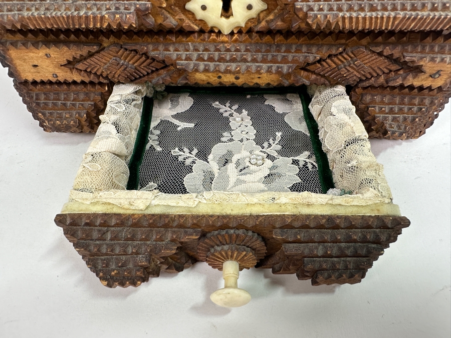 Vintage American Folk Art Tramp Art Box 10W X 7D X 6.5H [Photo 11]