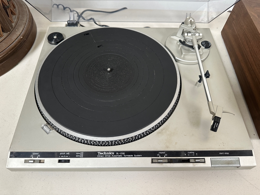 Just Added - Technics Direct Drive Automatic Turntable System Record Player Model SL-D30 [Photo 3]