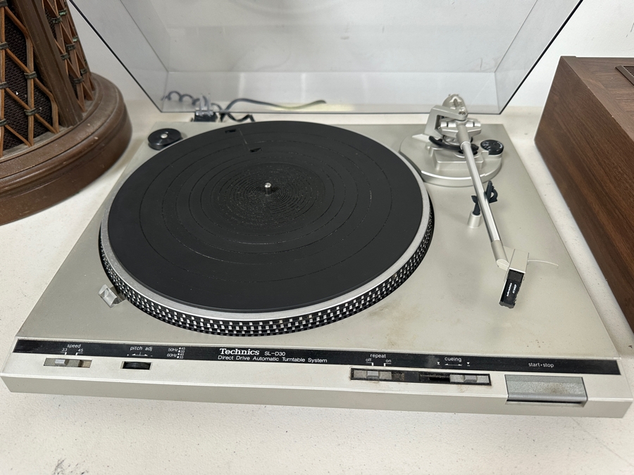 Just Added - Technics Direct Drive Automatic Turntable System Record Player Model SL-D30 [Photo 2]