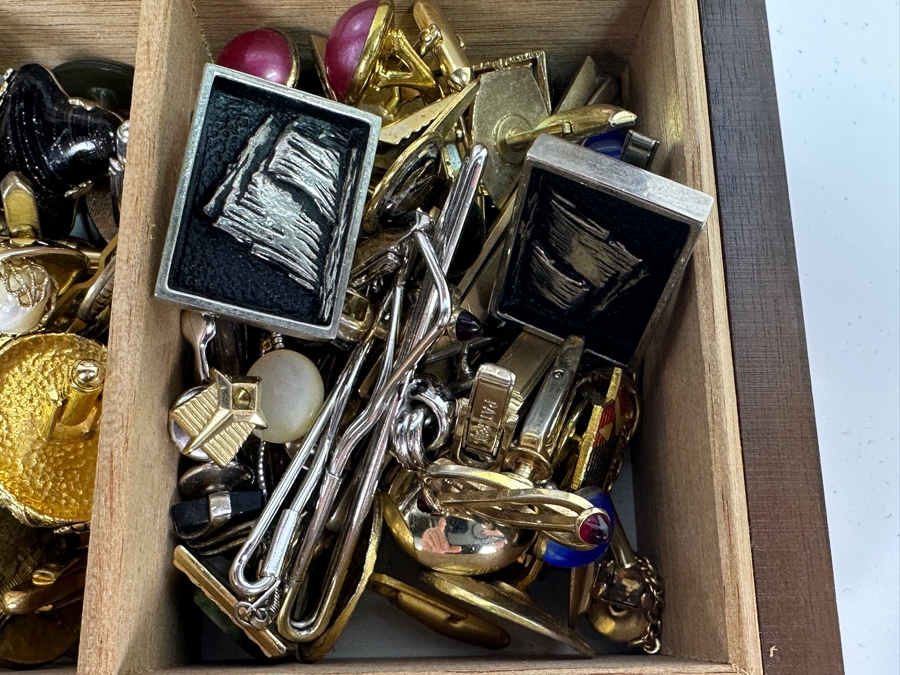 Just Added - Men's Cufflinks Lot In Wooden Presentation Box With Brass Plaque For The 1965 Inauguration Of Lee Edward Travis, Ph. D. As The Dean Of The School Of Psychology Of The Fuller Theological Seminary Pasadena, California [Photo 8]