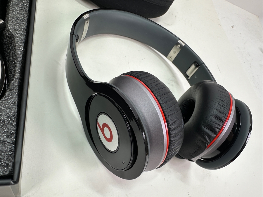 Cowin E7 Wireless Headphones And Beats Wireless Headphones [Photo 5]