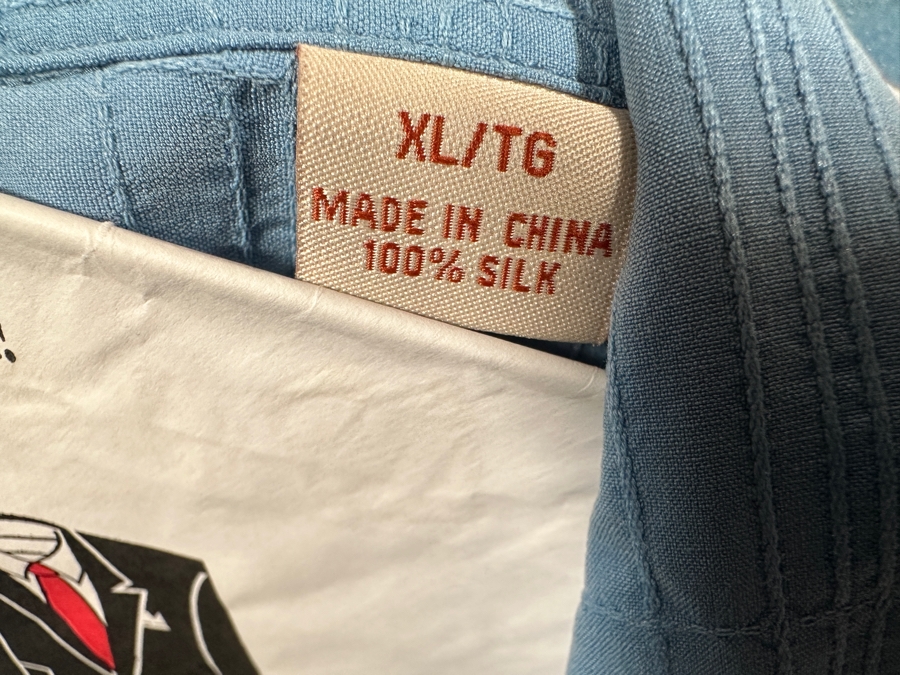 (10) Cooke Street Honolulu Hawaiian Shirts Size XL & (2) Tommy Bahama Hawaiian Silk Shirts Size XL [Photo 4]