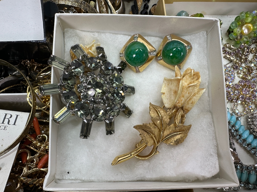 Costume Jewelry Lot - See Photos [Photo 9]