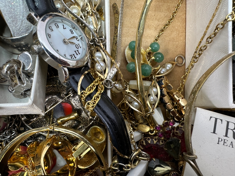 Costume Jewelry Lot - See Photos [Photo 14]