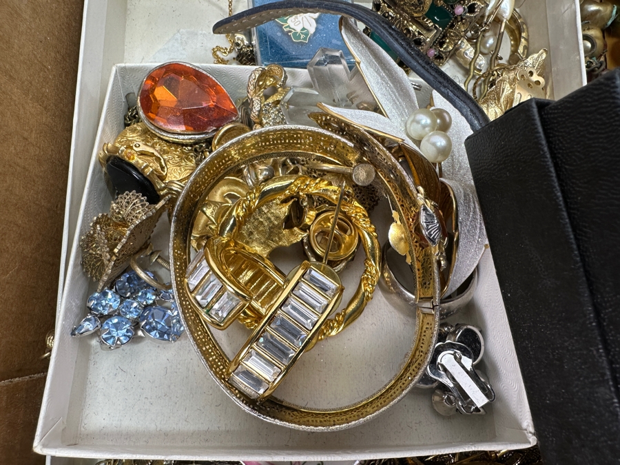 Costume Jewelry Lot - See Photos [Photo 6]