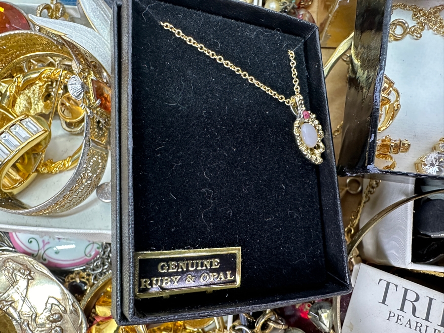 Costume Jewelry Lot - See Photos [Photo 3]