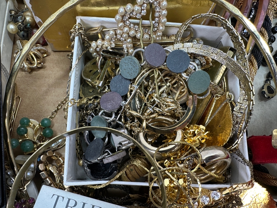 Costume Jewelry Lot - See Photos [Photo 13]