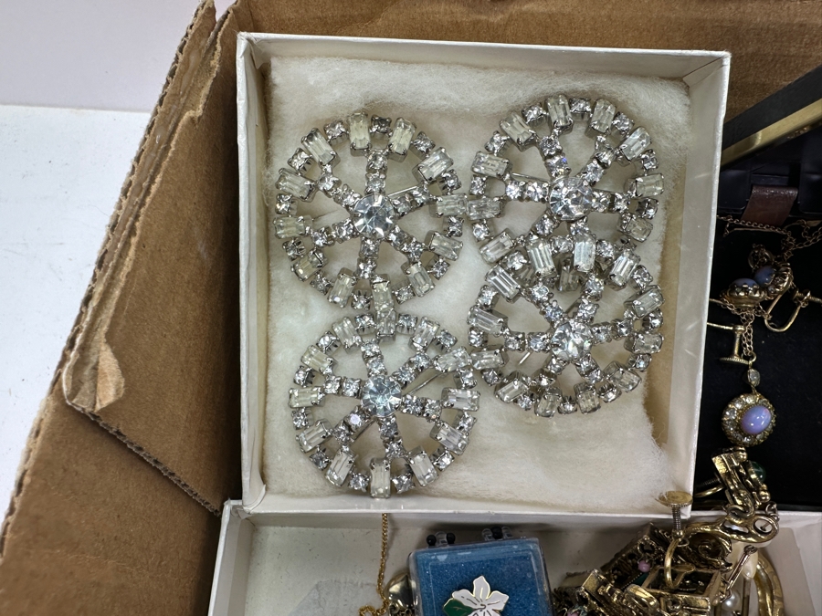 Costume Jewelry Lot - See Photos [Photo 5]