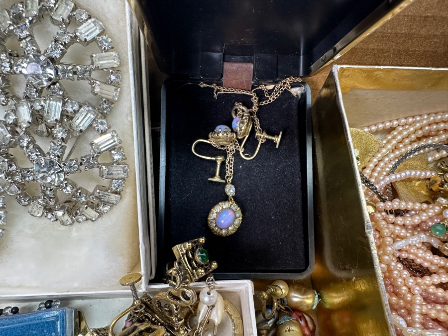 Costume Jewelry Lot - See Photos [Photo 4]