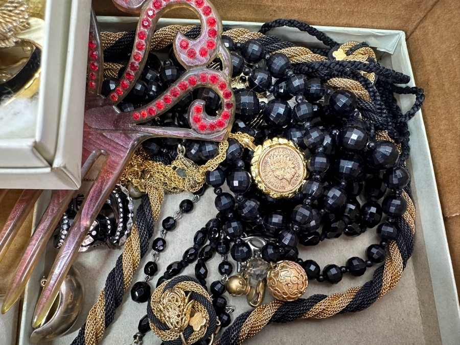 Costume Jewelry Lot - See Photos [Photo 11]