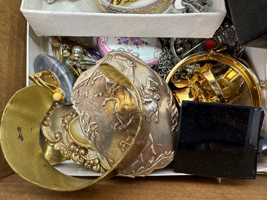 Costume Jewelry Lot - See Photos [Photo 7]