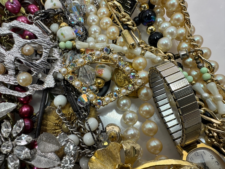 Lot of Costume Jewelry and Watches [Photo 11]