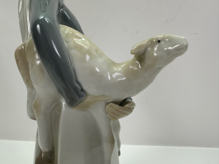 Lladro Girl with Lamb Figurine #4584 10.5'H [Photo 4]