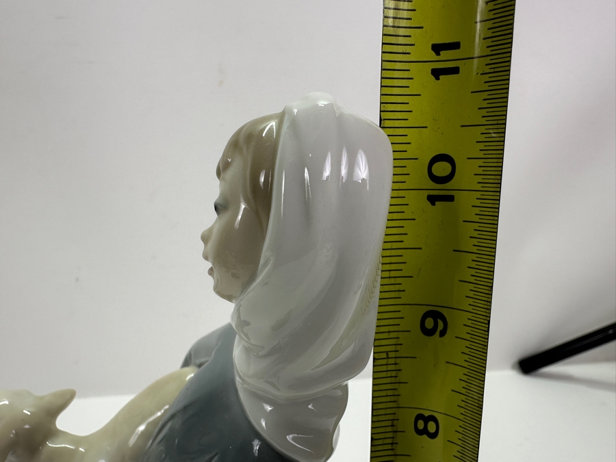 Lladro Girl with Lamb Figurine #4584 10.5'H [Photo 7]