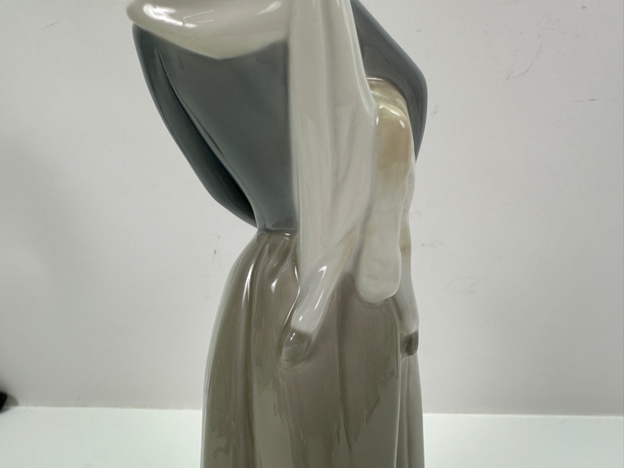 Lladro Girl with Lamb Figurine #4584 10.5'H [Photo 5]