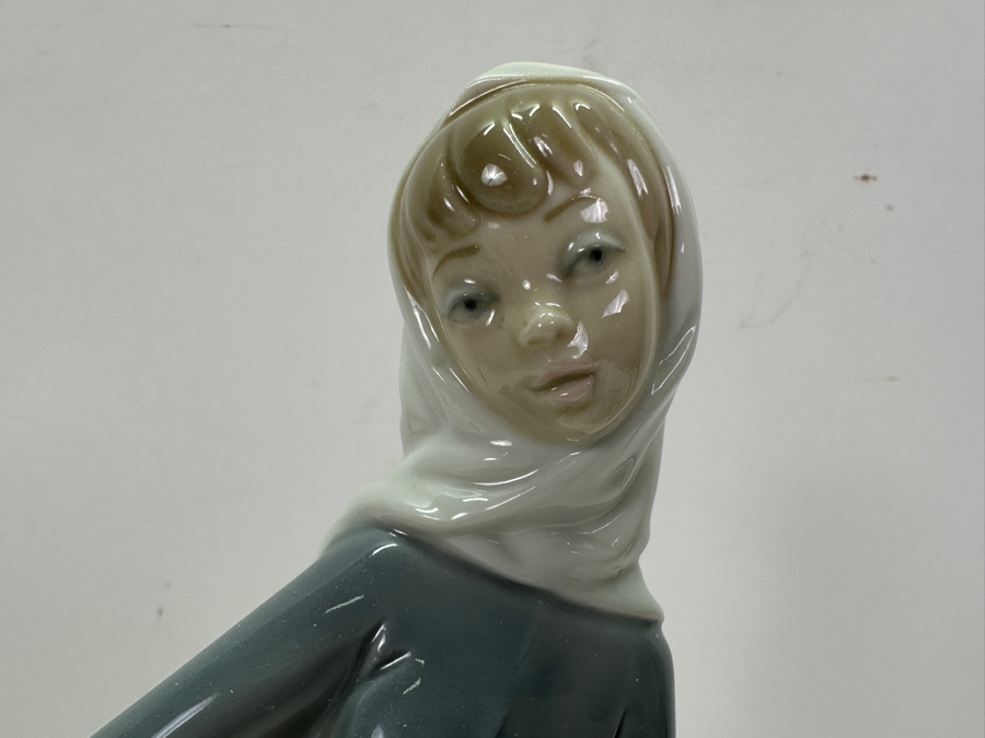 Lladro Girl with Lamb Figurine #4584 10.5'H [Photo 3]