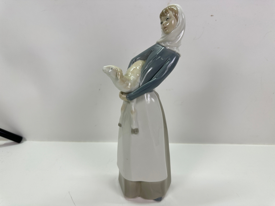 Lladro Girl with Lamb Figurine #4584 10.5'H [Photo 2]