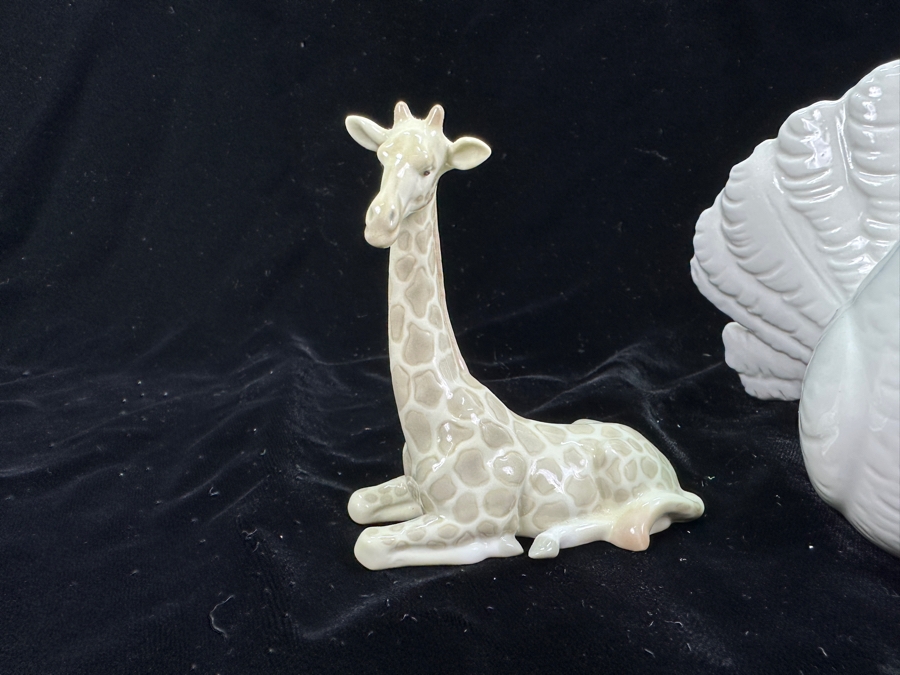 Lladro 1169 'Couple of Doves' Figurine 5H and Lladro Giraffe Figurine 3.5H [Photo 3]