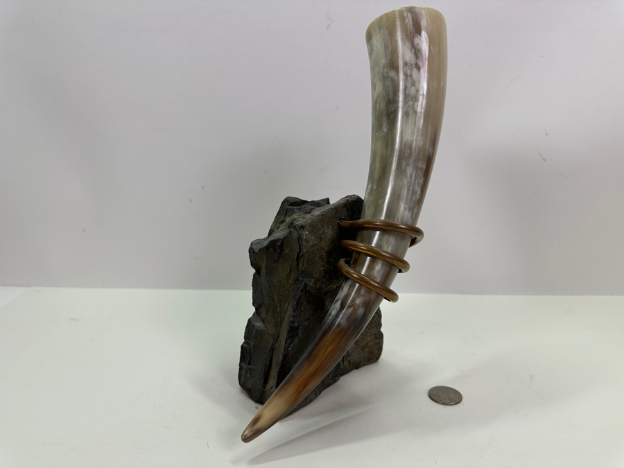 Norse Tradesman Curved Drinking Horn Bundle with Stand and Holster 10'H x 7'W [Photo 5]