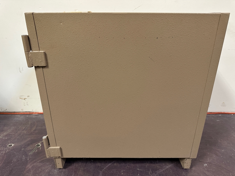 Major Western Safe and Vault Company Floor Safe with Dial Combination 17W x 24D x 24H [Photo 10]