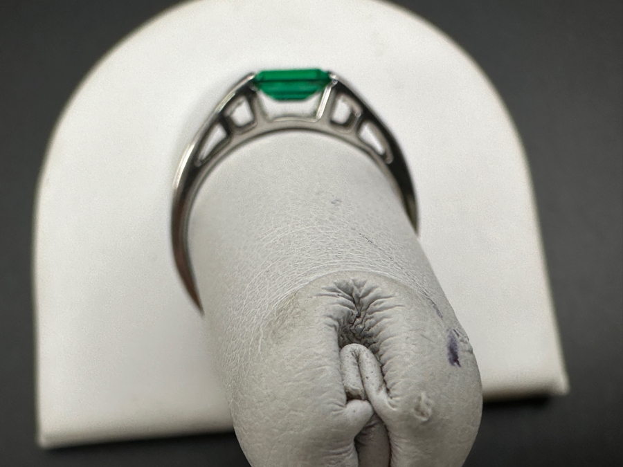 10k Gold Hydrothermal Synthetic Emerald Ring With (4) .01 Natural Diamonds (.04cttw) Size 8.25 2g Retails $500 [Photo 8]