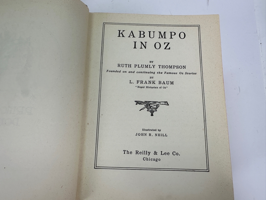 (6) Vintage L. Frank Baum Oz Hardcover Books: Pirates In Oz, The Scarecrow Of Oz, The Giant Horse Of Oz, The Emerald City Of Oz, Glinda Of Oz & Kabumpo In Oz Dating From 1910-1931 [Photo 15]
