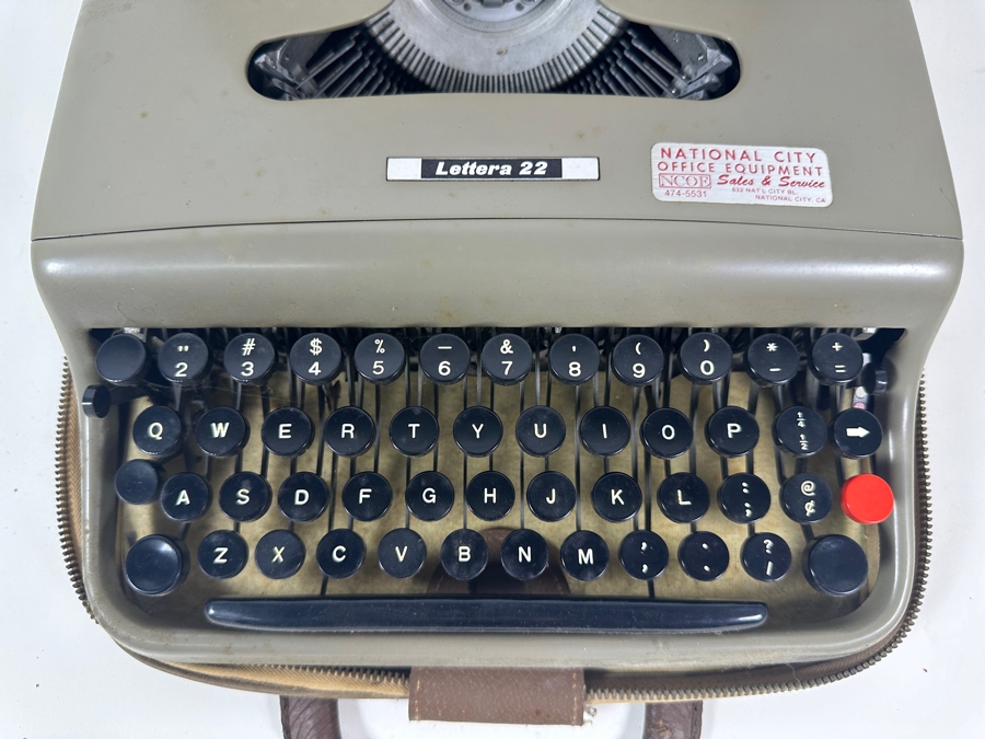 Vintage Olivetti Lettera 22 Portable Mechanical Typewriter Designed By Marcello Nizzoli In 1949 Popular In Italy [Photo 3]