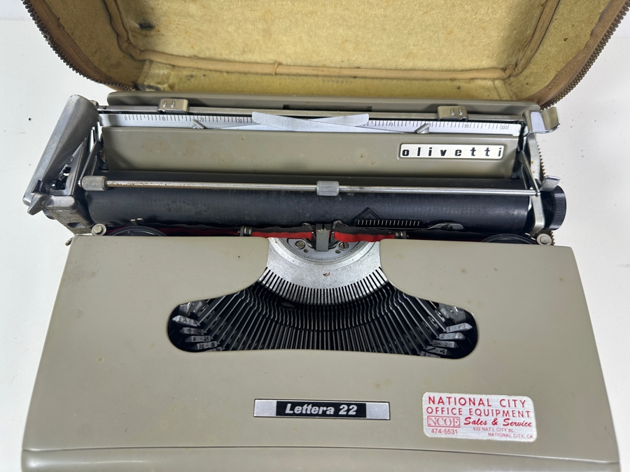 Vintage Olivetti Lettera 22 Portable Mechanical Typewriter Designed By Marcello Nizzoli In 1949 Popular In Italy [Photo 4]