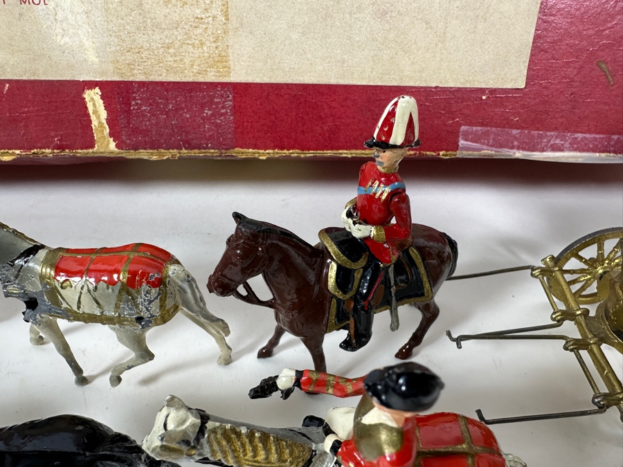 Britains Toy Soldiers Historical Series Her Majesty's State Coach With Windsor Greys Horses Plus Extra Horses With Original Damaged Box [Photo 10]