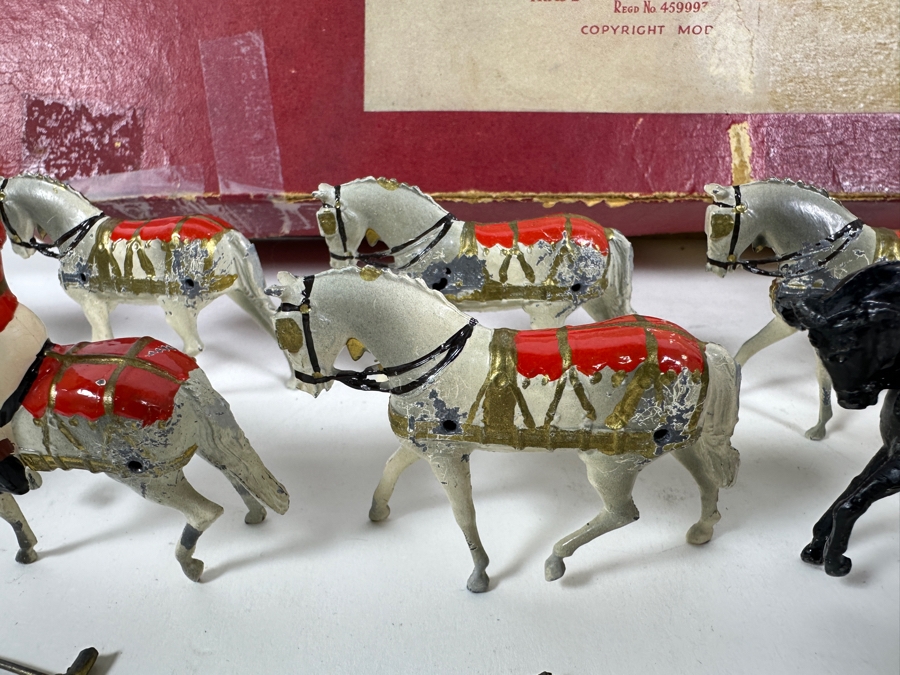 Britains Toy Soldiers Historical Series Her Majesty's State Coach With Windsor Greys Horses Plus Extra Horses With Original Damaged Box [Photo 12]