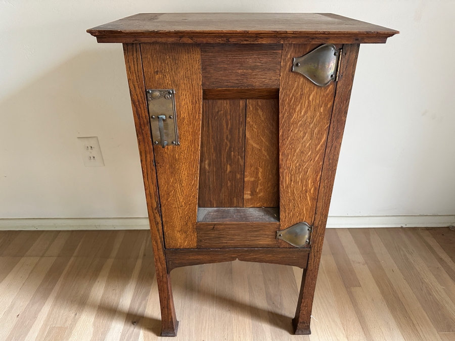 Just Added - Vintage Arts And Crafts Tiger Oak Bedside Table Cabinet 19W X 15D X 30H [Photo 1]