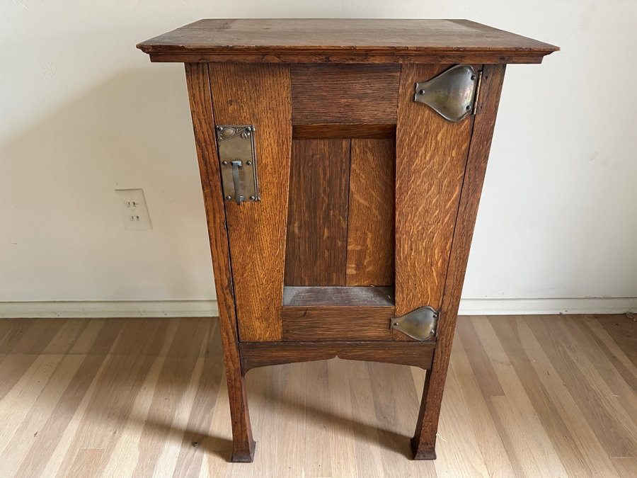 Just Added - Vintage Arts And Crafts Tiger Oak Bedside Table Cabinet 19W X 15D X 30H [Photo 2]