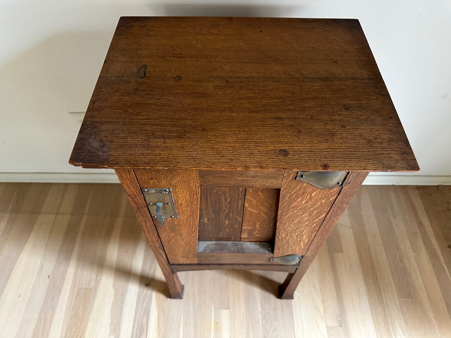 Just Added - Vintage Arts And Crafts Tiger Oak Bedside Table Cabinet 19W X 15D X 30H [Photo 4]