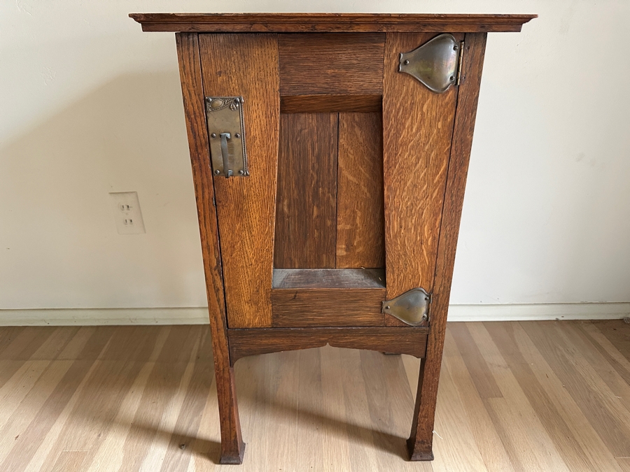 Just Added - Vintage Arts And Crafts Tiger Oak Bedside Table Cabinet 19W X 15D X 30H [Photo 3]
