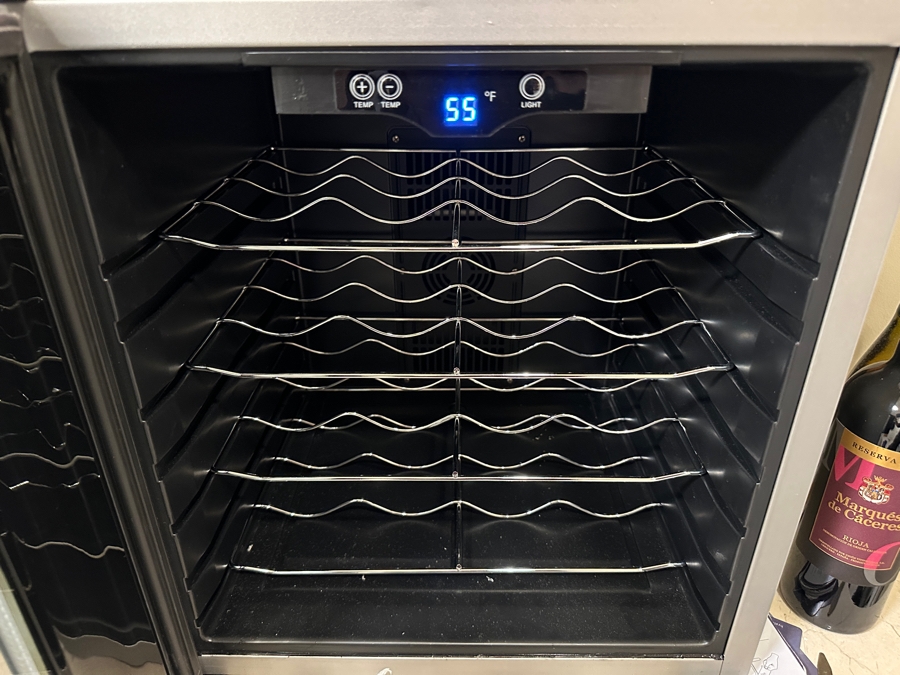 Cuisinart Private Reserve Wine Cellar 16 Bottle Capacity Electronic Temperature Control Low Power Consumption Interior Light Brushed Stainless [Photo 3]