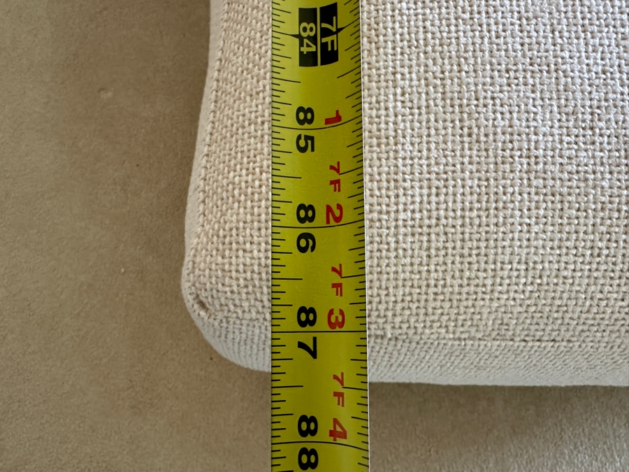 Stunning Kreiss Furniture Sectional Sofa 136W X 87L X 29H X 39'D [Photo 14]