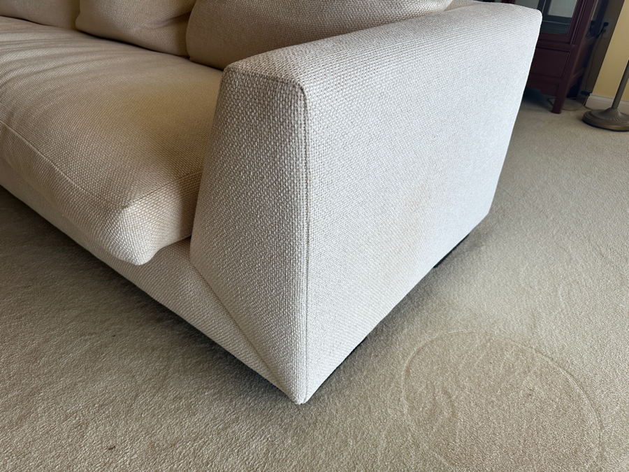 Stunning Kreiss Furniture Sectional Sofa 136W X 87L X 29H X 39'D [Photo 10]